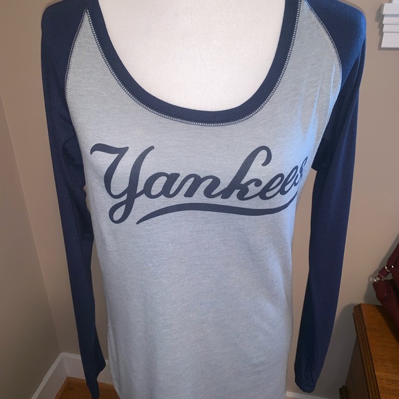 Nike Tops - Women’s Nike New York Yankees 3/4 sleeves t-shirt.